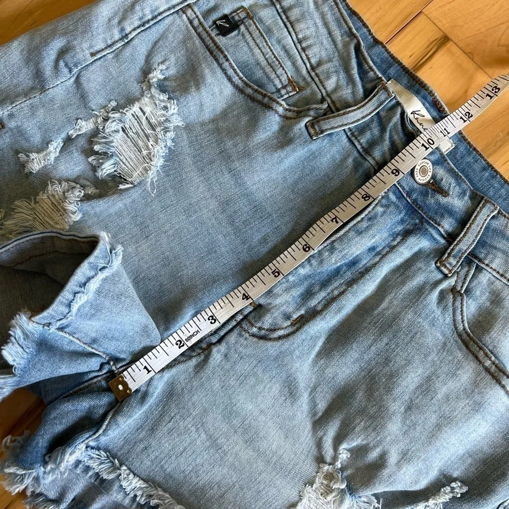 KanCan Estilo Light wash distressed women’s cut off Denim Jean shorts size 27